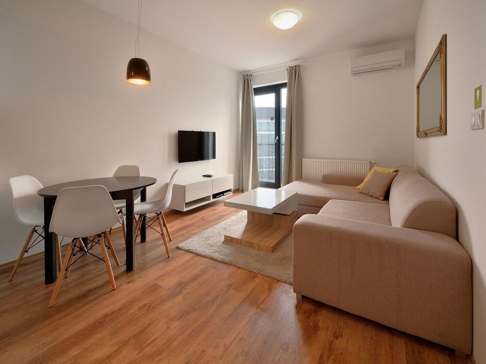 Charming & Cozy Ambiente Apartments บราติสลาวา ภายนอก รูปภาพ